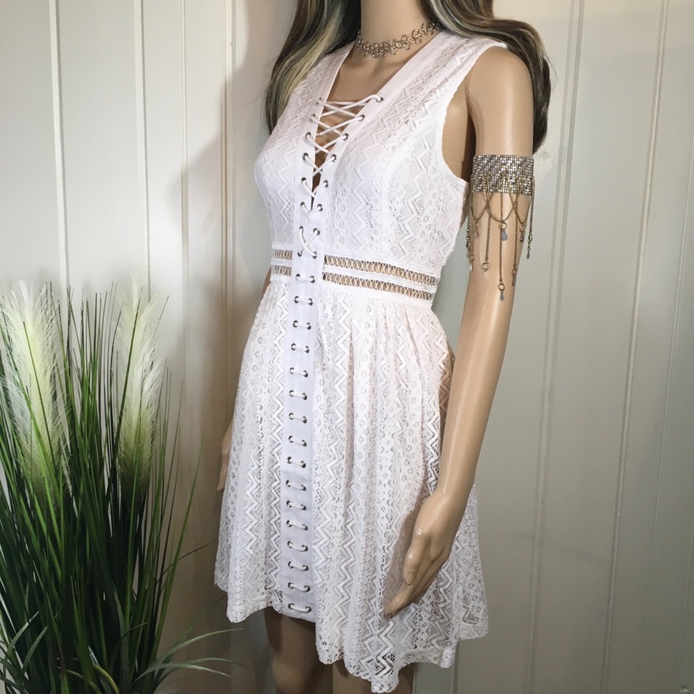 BEAUTIFULLY DETAILED LACE DRESS - Picture 2 of 7